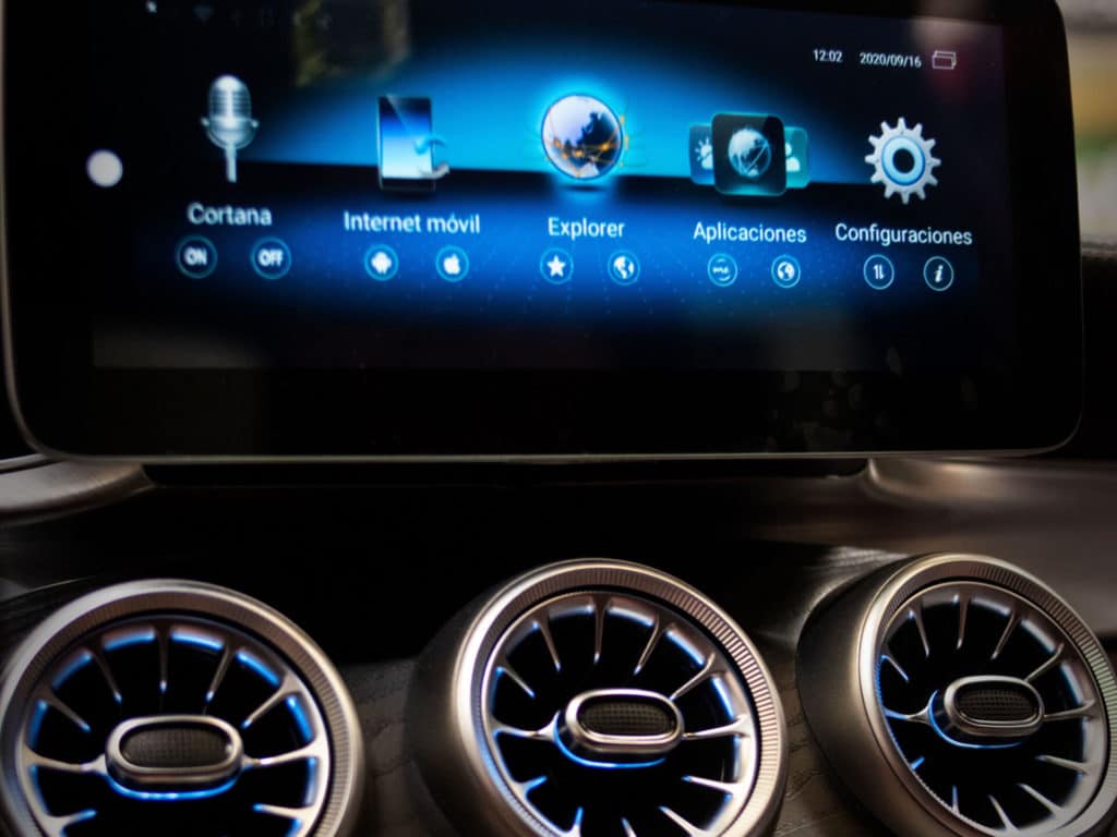 Mercedes Tuning pantalla LCD integrada